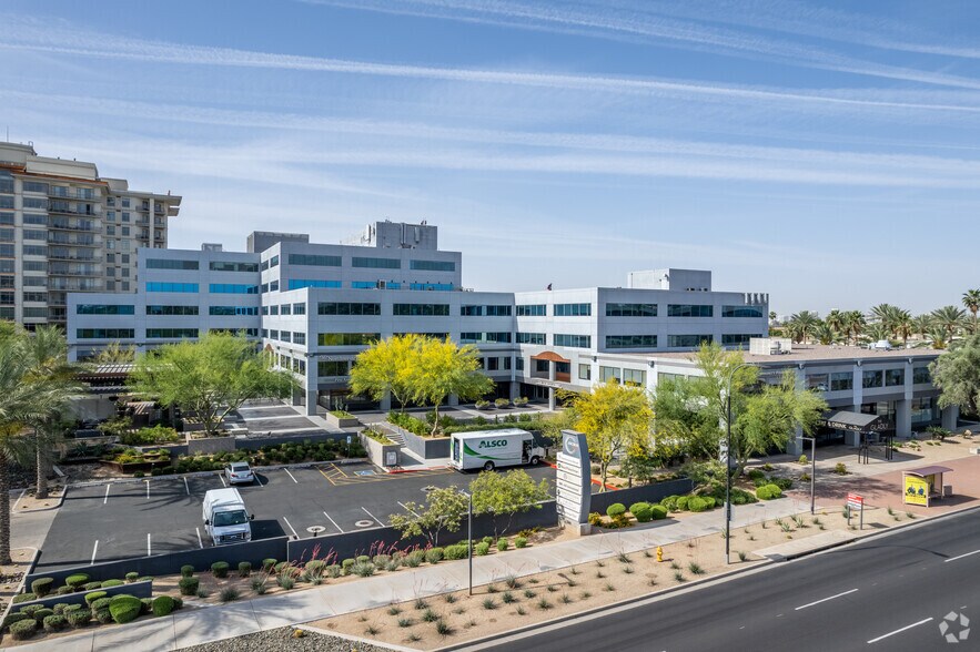 2201 E Camelback Rd, Phoenix, AZ à louer - Photo du bâtiment - Image 2 de 8