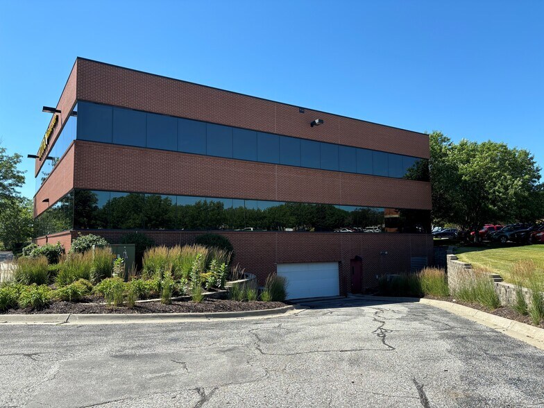 2110 S 169th Plz, Omaha, NE à louer - Photo du bâtiment - Image 2 de 7