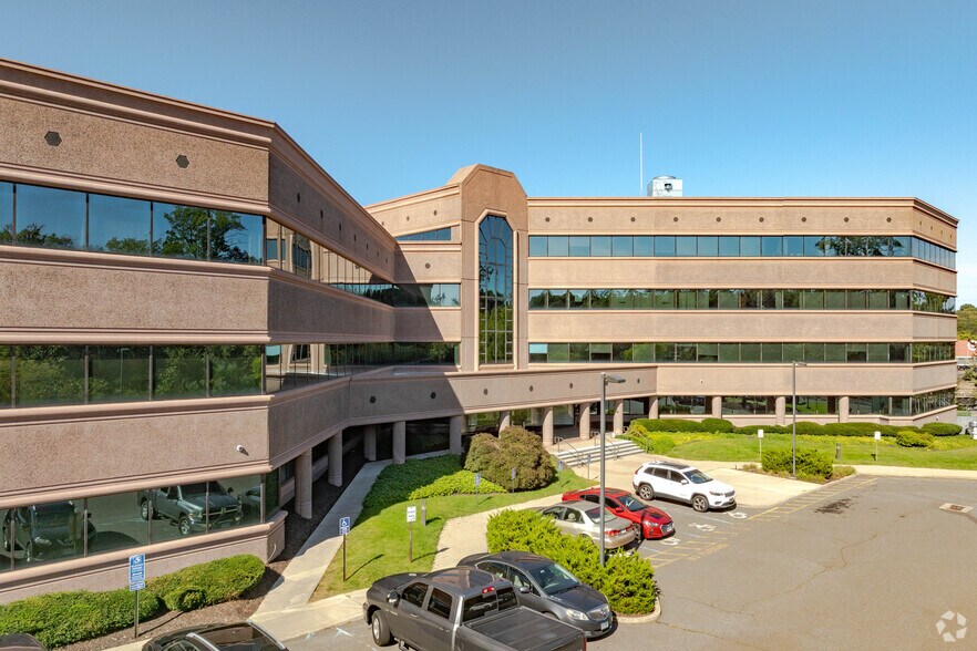 99 Hawley Ln, Stratford, CT à louer - Photo du bâtiment - Image 3 de 27