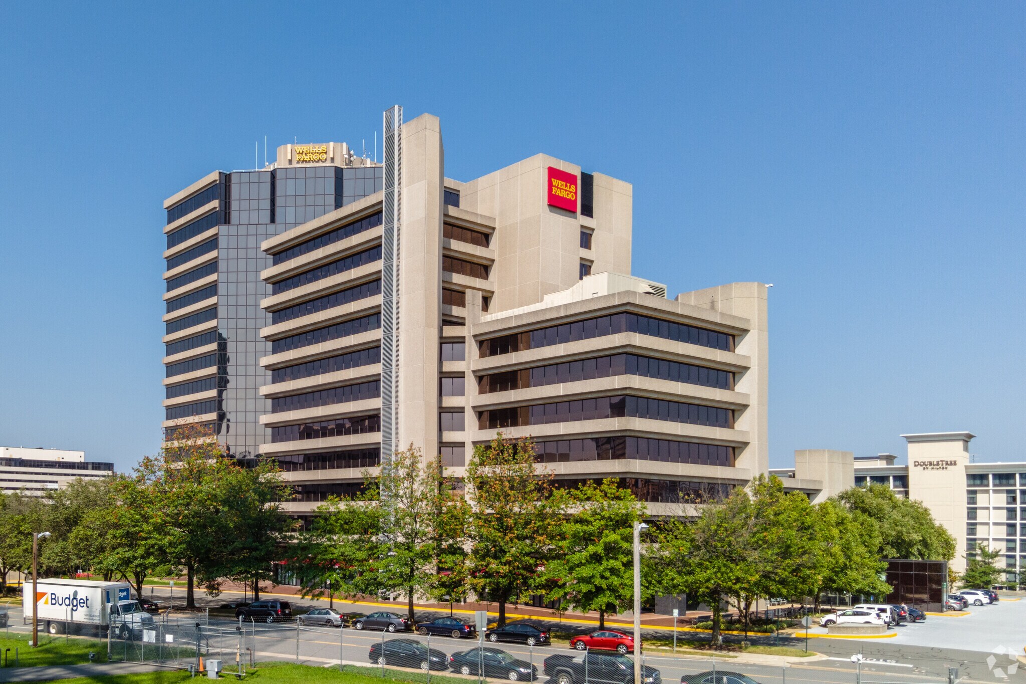 1753 Pinnacle Dr, McLean, VA à louer Photo du bâtiment- Image 1 de 15