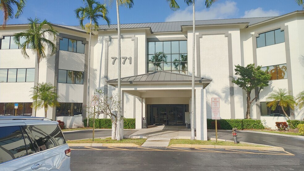 7171 N University Dr, Tamarac, FL à vendre - Photo du bâtiment - Image 3 de 34