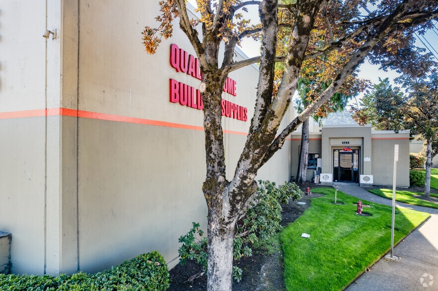 3241-3255 NW Yeon Ave, Portland, OR à louer - Photo du bâtiment - Image 2 de 6