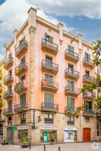 Multifamily in Barcelona, Barcelona for sale - Primary Photo - Image 1 of 2