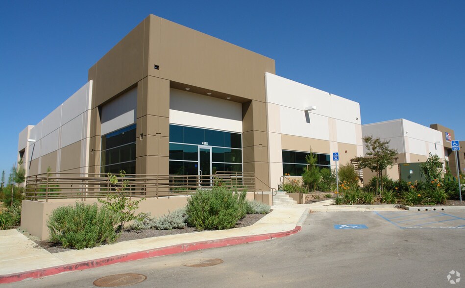 4115 Guardian St, Simi Valley, CA à louer - Photo du bâtiment - Image 3 de 8