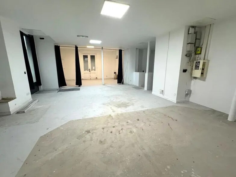 Retail in Paris for lease - Interior Photo - Image 2 of 8