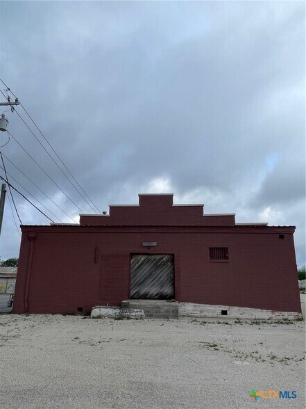 1308 N Bowie St, Seguin, TX à vendre - Photo du bâtiment - Image 2 de 11