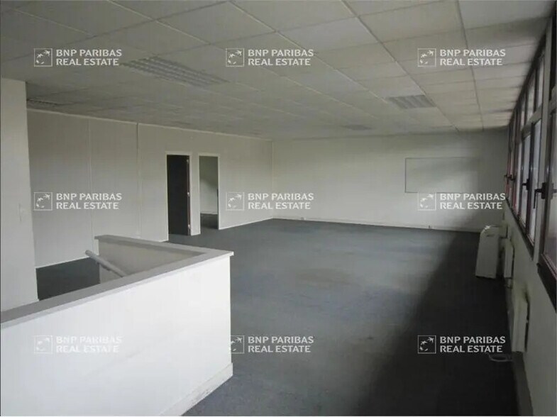 30 Avenue Robert Surcouf, Voisins-le-Bretonneux for lease - Interior Photo - Image 3 of 3