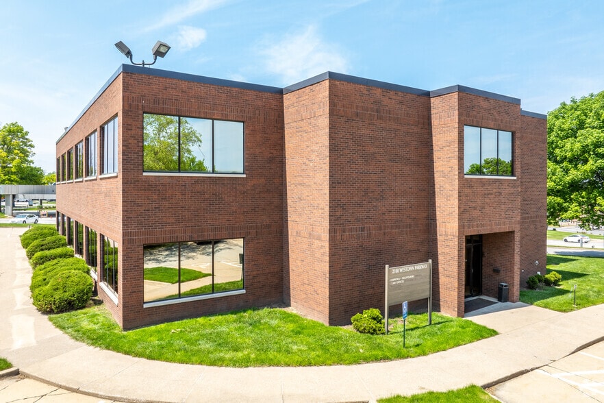 2100 Westown Pky, West Des Moines, IA à louer - Photo du bâtiment - Image 1 de 5