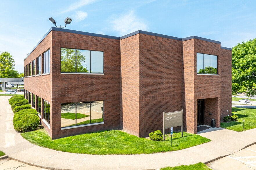 2100 Westown Pky, West Des Moines, IA à louer - Photo du bâtiment - Image 1 de 5