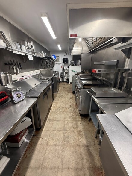 566 E Main St, Yadkinville, NC for lease - Building Photo - Image 2 of 8