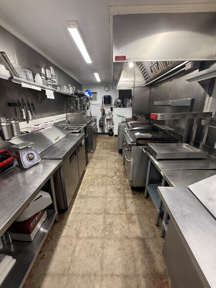 566 E Main St, Yadkinville, NC à louer - Photo du bâtiment - Image 2 de 8