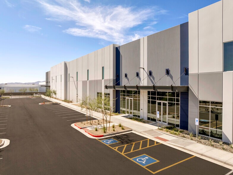 4833 E Washington St, Phoenix, AZ à louer - Photo du bâtiment - Image 3 de 9