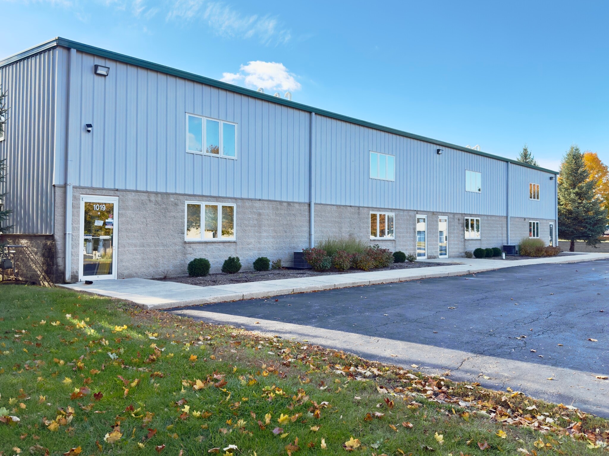 1011 Rail Dr, Woodstock, IL for lease Primary Photo- Image 1 of 17