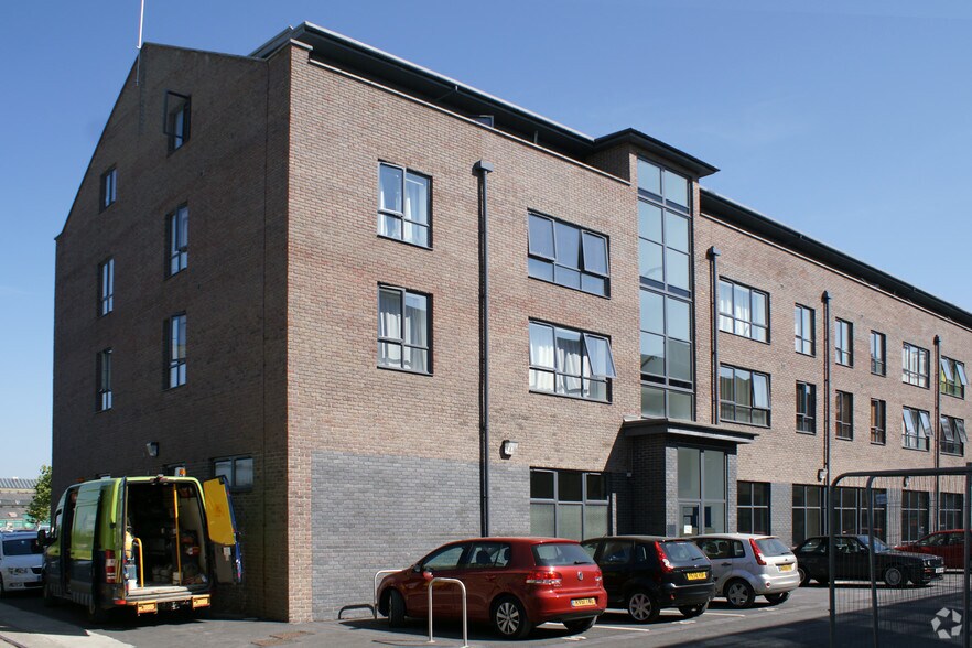 Kemble Dr, Swindon à vendre - Photo du bâtiment - Image 2 de 2