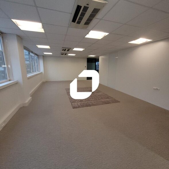 Office in Issy-les-Moulineaux for lease - Interior Photo - Image 2 of 9