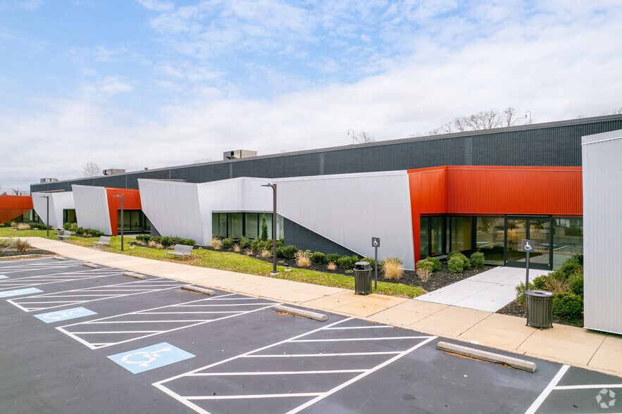 400 Devon Park Dr, Wayne, PA à louer - Photo du bâtiment - Image 1 de 6