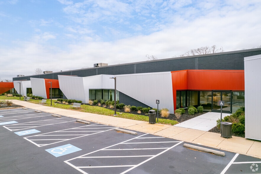 400 Devon Park Dr, Wayne, PA à louer - Photo du bâtiment - Image 1 de 6