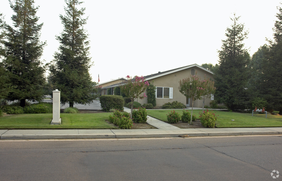 1400 E Sumner Ave, Fowler, CA à vendre - Photo principale - Image 1 de 1