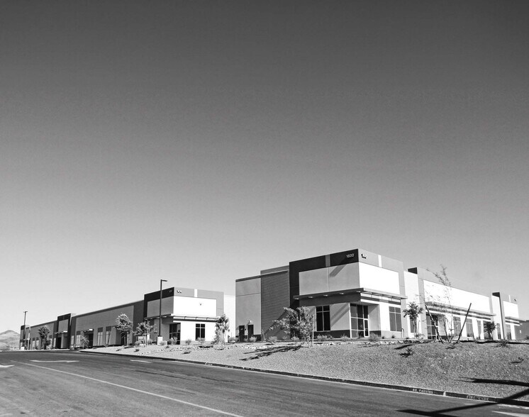 1620 Raiders Way, Henderson, NV à vendre - Photo du bâtiment - Image 2 de 2