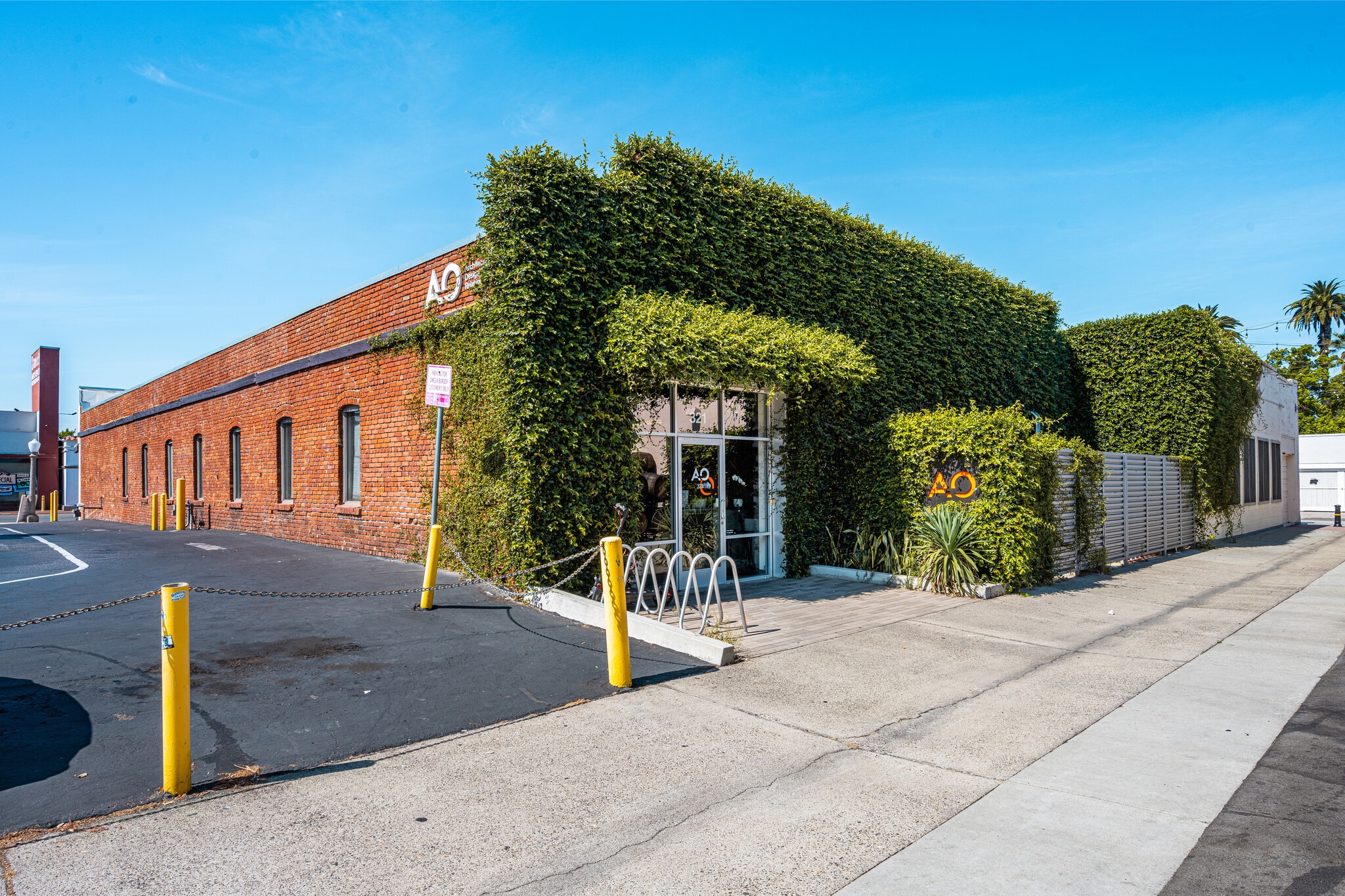 321 W Chapman Ave, Orange, CA à louer Photo du bâtiment- Image 1 de 47