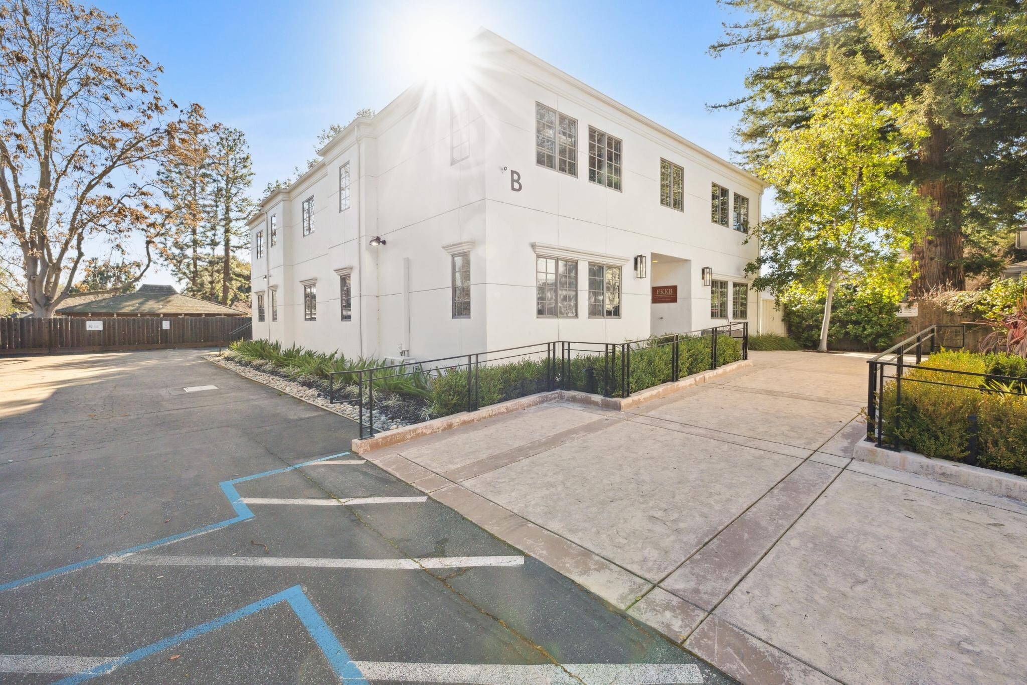 120B Santa Margarita Ave, Menlo Park, CA for lease Primary Photo- Image 1 of 22