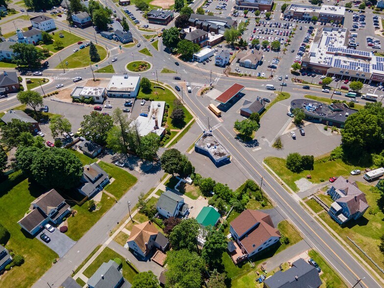 55 White Ave, East Longmeadow, MA à louer - Photo du bâtiment - Image 3 de 24