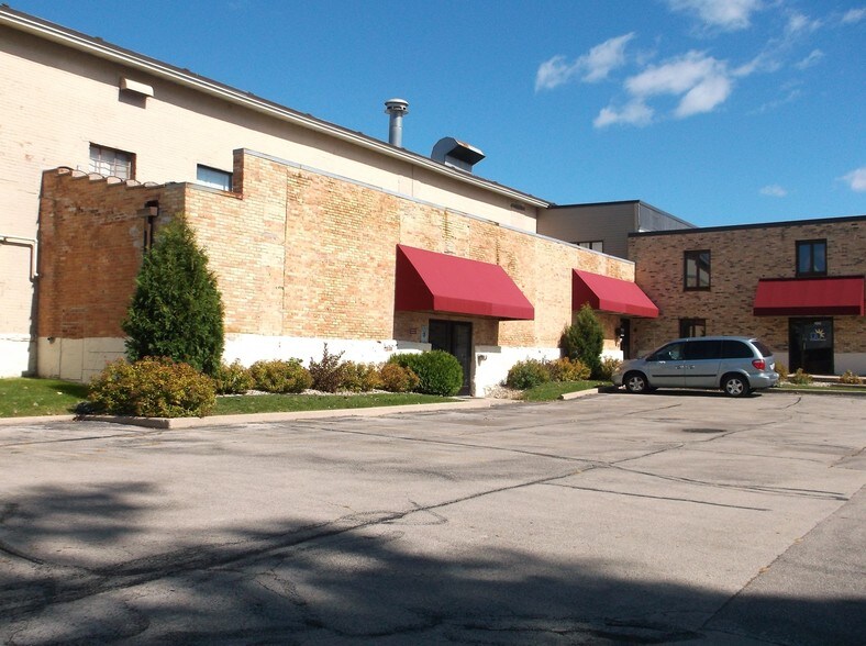 627 Bay Shore Dr, Oshkosh, WI à louer - Photo du bâtiment - Image 2 de 47