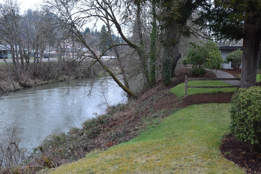 303 E Main St, Cottage Grove, OR for lease - Building Photo - Image 3 of 4