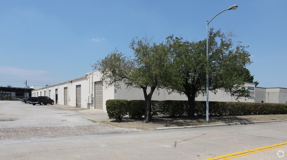 1737 Stebbins Dr, Houston, TX à louer - Photo du bâtiment - Image 2 de 2