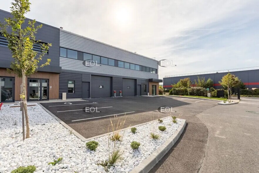 Flex in FRÉPILLON for lease - Building Photo - Image 1 of 9