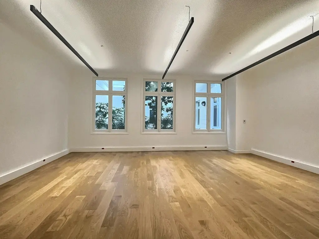 42 Rue De Bassano, Paris for lease Building Photo- Image 1 of 14