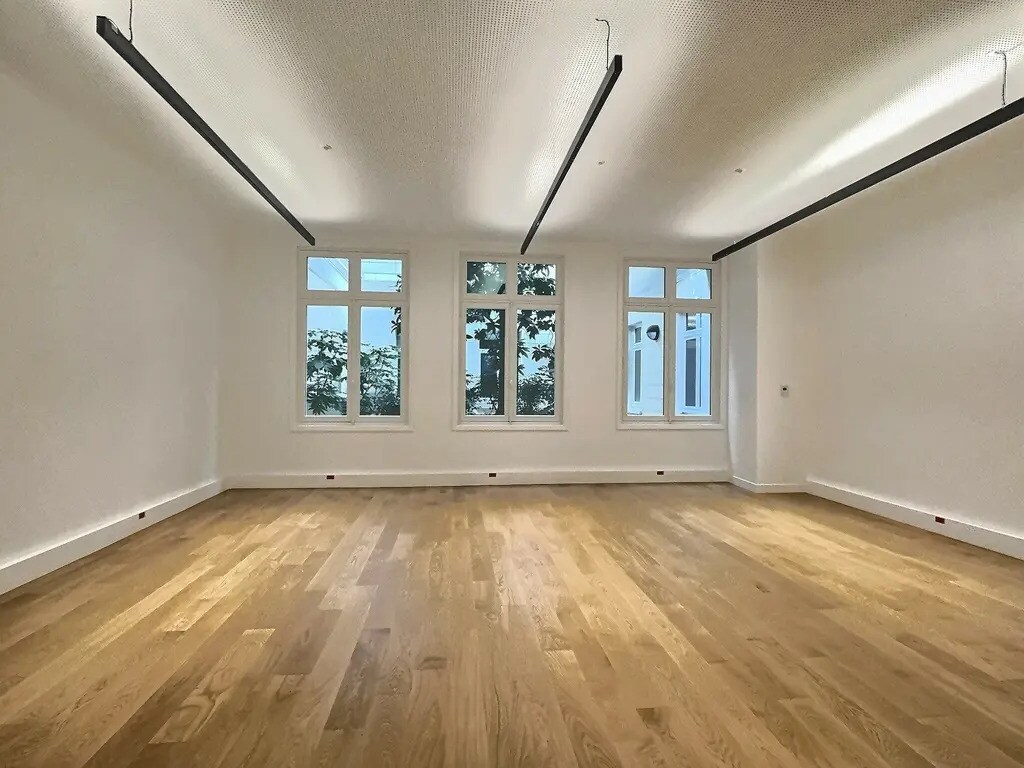 42 Rue De Bassano, Paris à louer Photo du bâtiment- Image 1 de 14