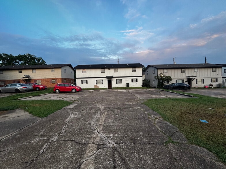 CA$HFLOW - FULLY REMODELED - 16 UNITS portfolio of 4 properties for sale on LoopNet.ca - Building Photo - Image 2 of 9