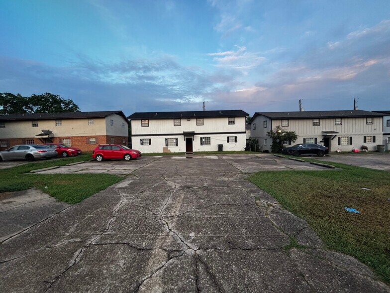 CA$HFLOW - FULLY REMODELED - 16 UNITS portefeuille de 4 propriétés à vendre sur LoopNet.ca - Photo du bâtiment - Image 2 de 9