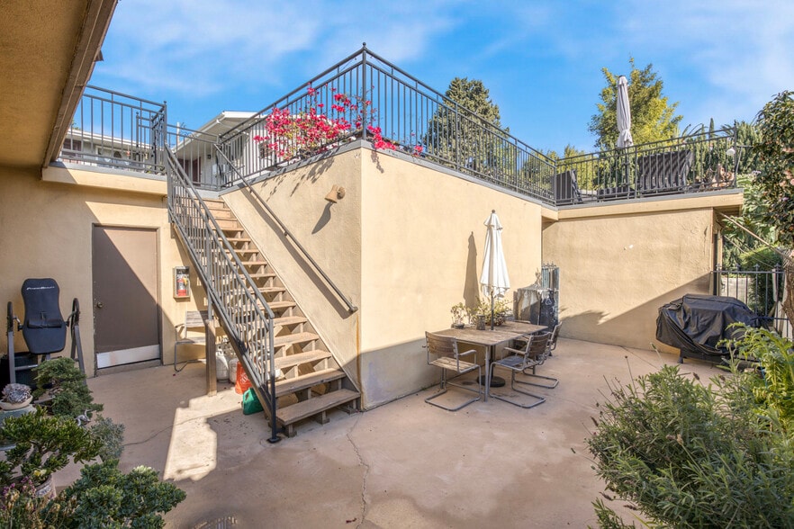 2328 N Beachwood Dr, Los Angeles, CA for sale - Building Photo - Image 3 of 27