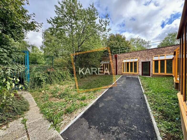 Flex dans Croissy-Beaubourg à louer - Photo du bâtiment - Image 2 de 5