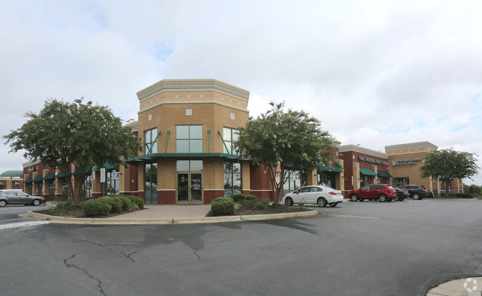 5824 Samet Dr, High Point, NC for lease - Primary Photo - Image 1 of 4