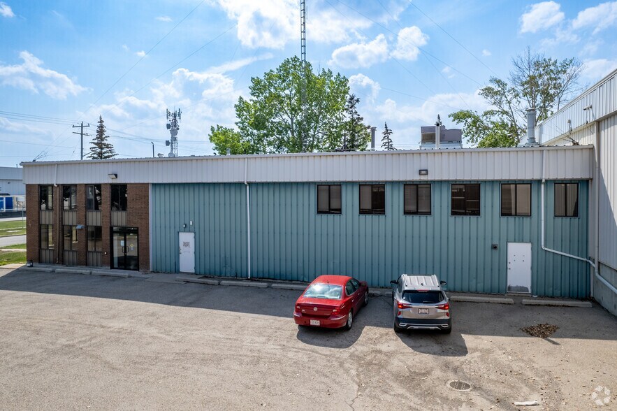4710 78th Ave SE, Calgary, AB à vendre - Photo du bâtiment - Image 3 de 6