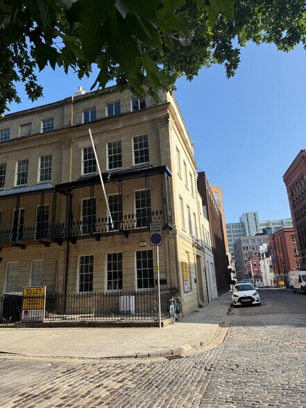9 Queen Sq, Bristol à louer - Photo du bâtiment - Image 2 de 3