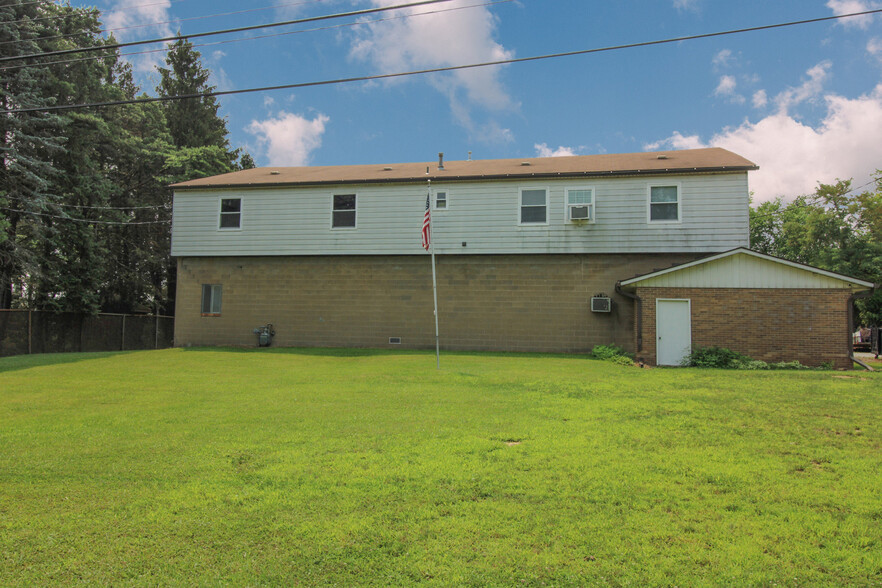 1296 Airport Rd, Aliquippa, PA à vendre - Photo du bâtiment - Image 1 de 1