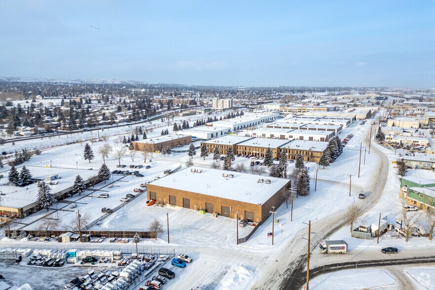 655 42nd Ave NE, Calgary, AB à louer - Aérien - Image 3 de 3