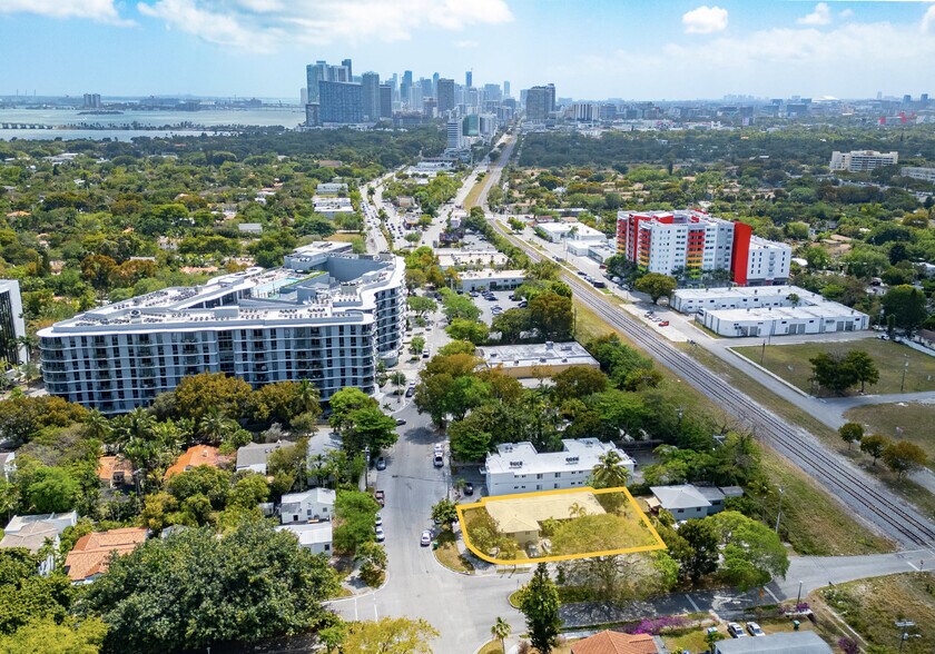 5898 NE 4th Ct, Miami, FL à vendre - Photo du bâtiment - Image 2 de 11