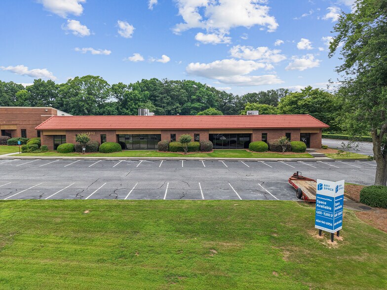 4896 N Royal Atlanta Dr, Tucker, GA à louer - Photo du bâtiment - Image 2 de 8