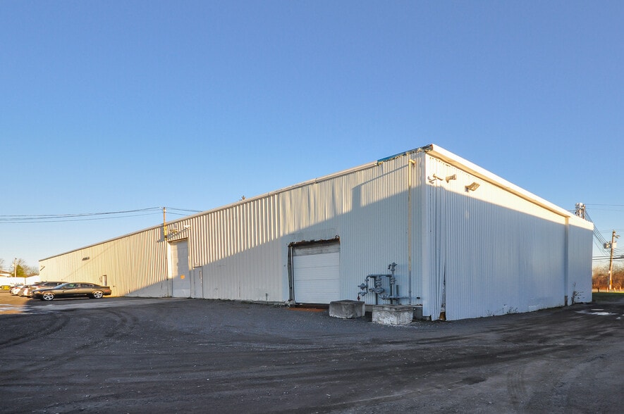 1065 Av des Perron portefeuille de 3 propriétés à vendre sur LoopNet.ca - Photo du bâtiment - Image 2 de 24
