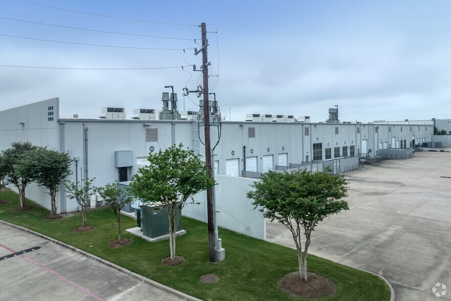 8846 N Sam Houston Pky W, Houston, TX à louer - Photo du bâtiment - Image 2 de 4