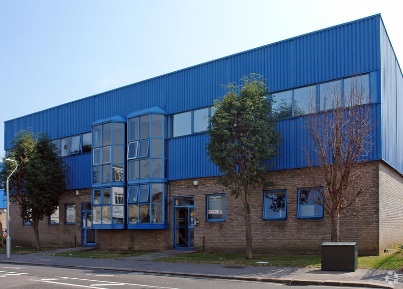 1-4 Swan Close, Croydon for lease - Building Photo - Image 2 of 3