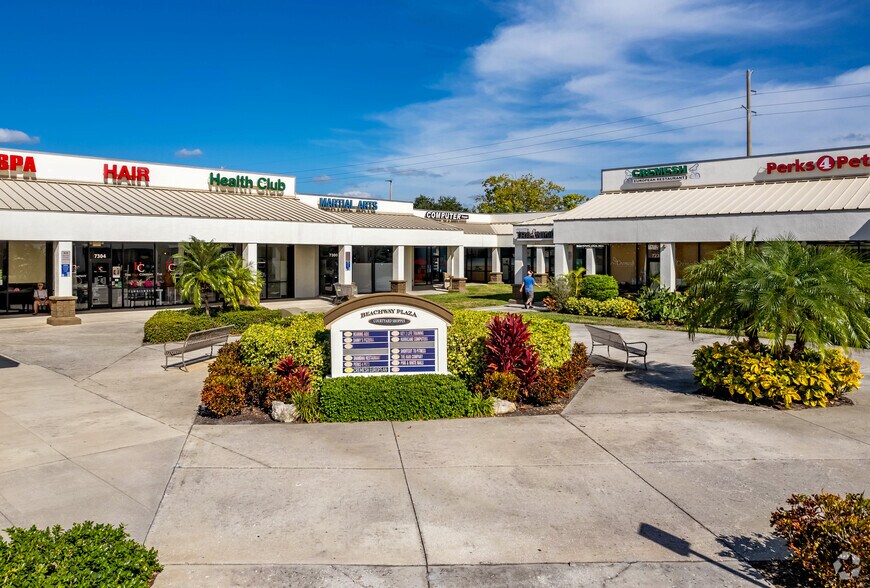 7208-7324 Manatee Ave W, Bradenton, FL à louer - Photo du bâtiment - Image 3 de 6