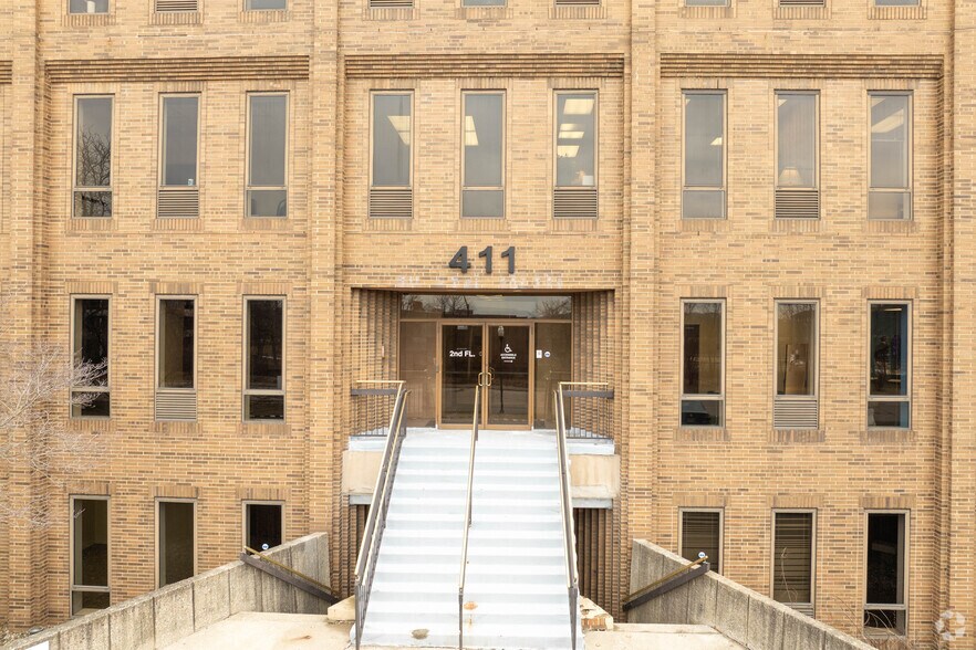 411 Wolf Ledges Pky, Akron, OH à vendre - Photo du bâtiment - Image 3 de 6