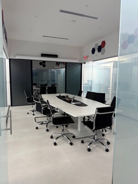 20841 Johnson St, Pembroke Pines, FL à louer - Photo du bâtiment - Image 2 de 15