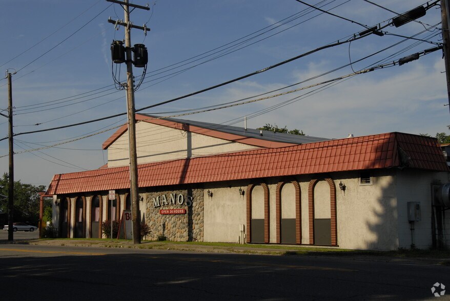 2048 College Ave, Elmira Heights, NY à vendre - Photo du bâtiment - Image 2 de 56